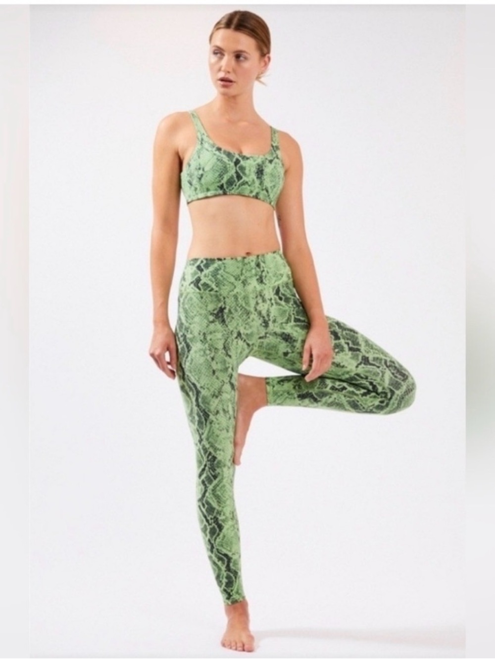 GORGEOUS ALO Yoga Vapor High Rise Green Snake Skin Leggings And Bra Set